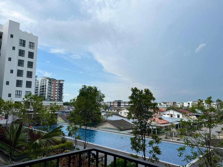 Elegant Armadale With Pool At Galacity Apartment