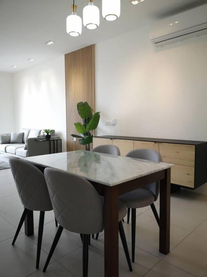 Elegant Armadale With Pool At Galacity Apartment